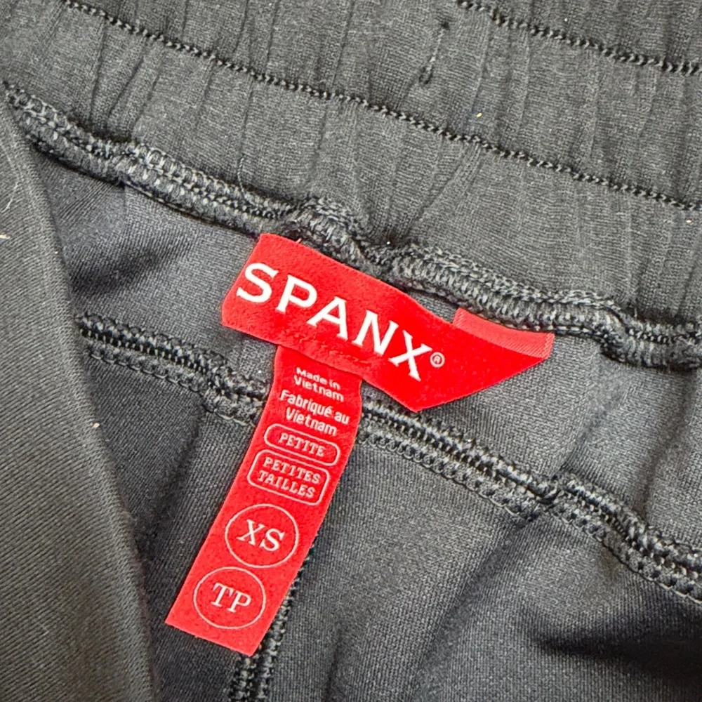 Spanx AIR ESSENTIALS Wide Leg Pant BLACK
Size XS PETITE - Picture 6 of 9